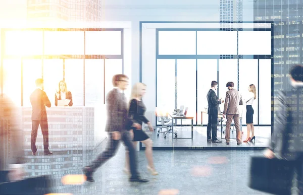 Människor som vandrar i office med reception, tonas — Stockfoto