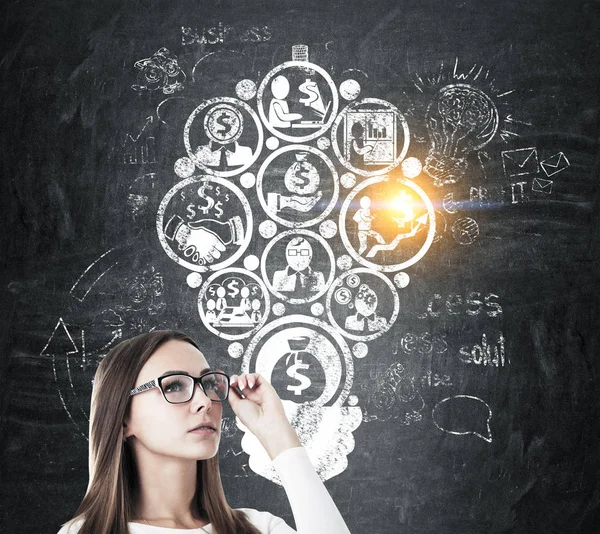 Chica en gafas y dinero haciendo idea — Foto de Stock