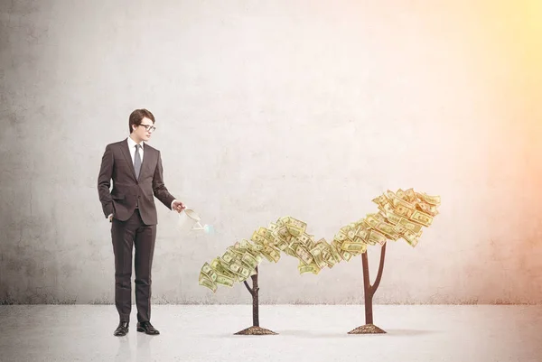 Hombre de negocios y gráfico de planta — Foto de Stock