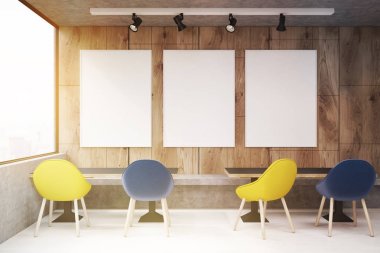 Tonda sarı ve mavi sandalye sahip kafe