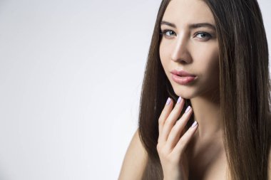 kadın çenesinin dokunmadan