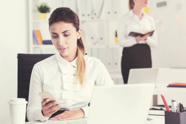 Ciddi kadın telefon ofis, bakarak tonda