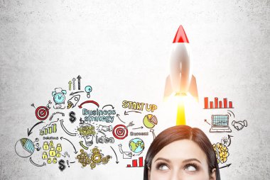 Siyah saçlı kadın ve roket başlatma