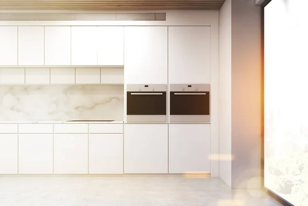 Белый кухонный прилавок, тонированный — стоковое фото