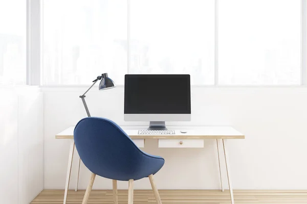 Рабочее место с синим стулом, крупным планом — стоковое фото