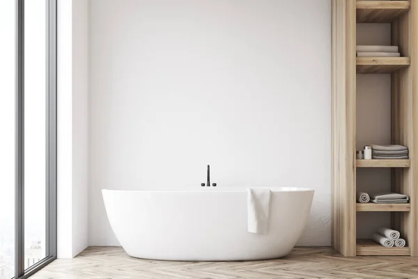 Salle de bain avec placard et mur blanc — Photo