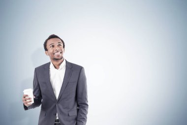 Kahve ve gri duvar ile Afrika adam