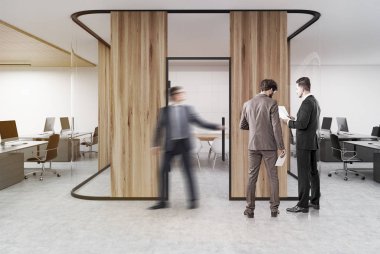 Ahşap akvaryum, insanlar ile açık ofis