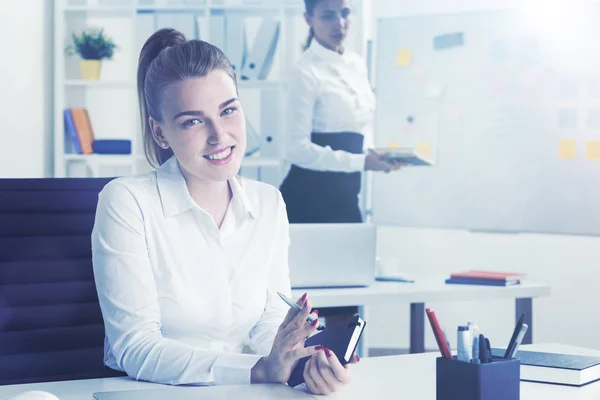 Lächelnde blonde Frau mit Notizbuch — Stockfoto