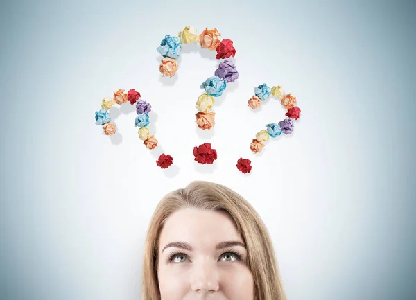 Ragazza bionda testa e tre punti interrogativi — Foto Stock