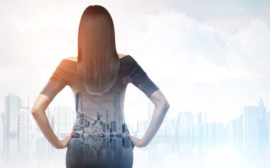 Sisli bir şehirde kadın arkadan görünüş