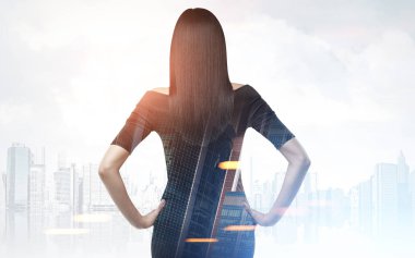 Gri bir şehirde kadın arkadan görünüş