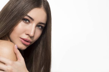 Omzunu dokunmayı düşünme kadın