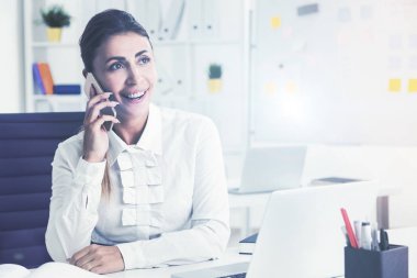 Gülümseyen kahverengi saçlı işkadını üstünde telefon
