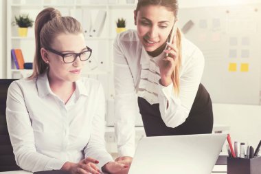 Kadın telefonu ve onun meslektaşım, office, güneş ışığı