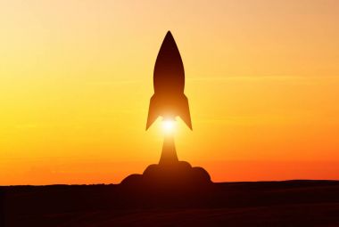 Roket siluet turuncu gökyüzü karşı