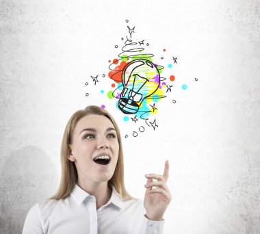 Şaşırmış gibi sarışın kadın ve ampul