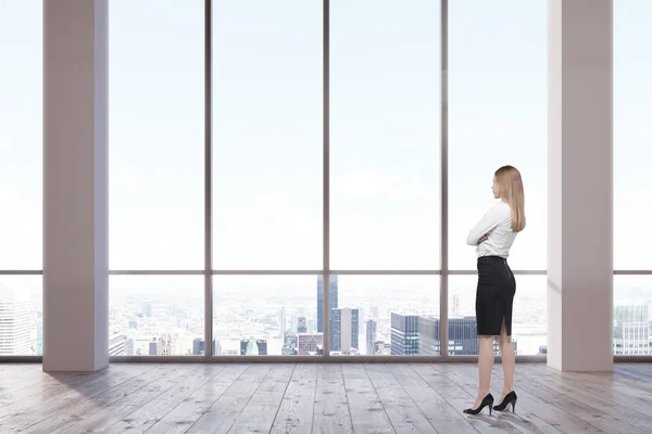 Femme dans un bureau vide — Photo