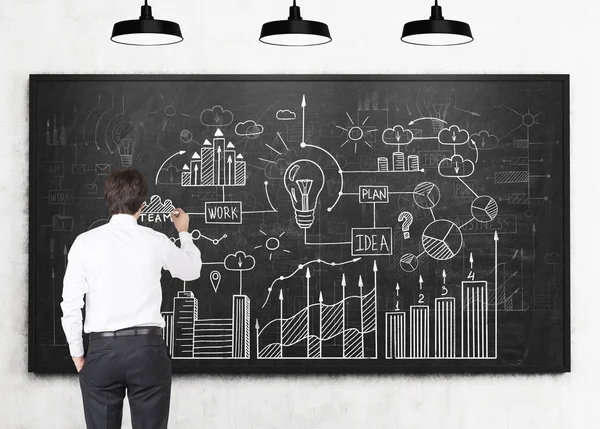 Homem desenhando um diagrama de negócios — Fotografia de Stock