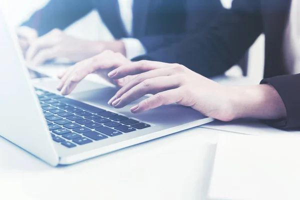 Nahaufnahme einer Frau, die am Laptop tippt — Stockfoto