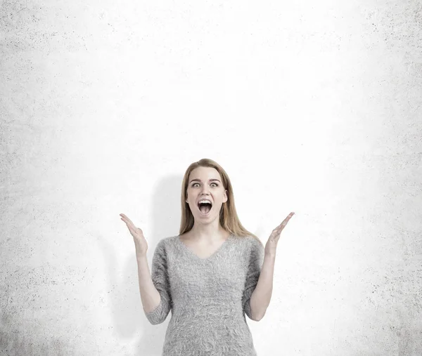Mulher gritando perto de parede de concreto — Fotografia de Stock