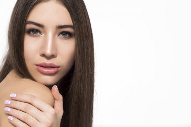 Omzunu dokunmadan ciddi kadın