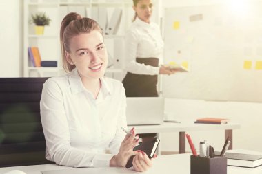 Defter, güneş ışığı ile gülümseyen sarışın kadın