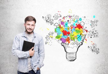 Defter ve iyi iş fikri olan adam