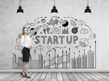 Gülümseyen sarışın kadın ve diyagram başlatma