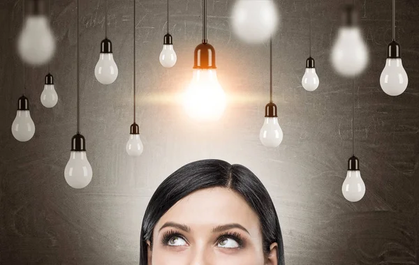 Cabeça de mulher de cabelos pretos e muitas lâmpadas — Fotografia de Stock