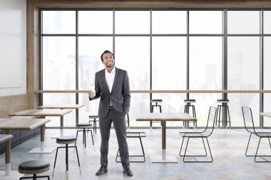 Panoramik pencereli kafede Afrika adam