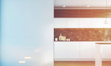 Tonda bir tabloyla koyu ahşap mutfak