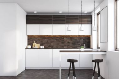 Bir çizgiyle koyu ahşap mutfak