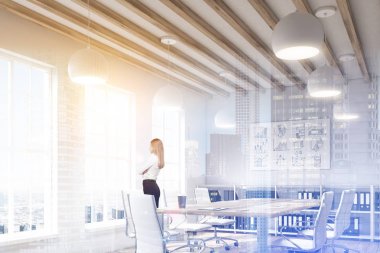 Çift Kişilik bir konferans salonundaki sarışın kadın