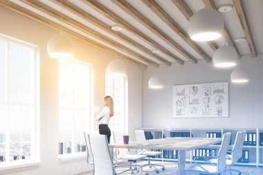 Konferans odasındaki sarışın kadın