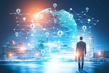 Ağ gökyüzüne bakarak işadamı