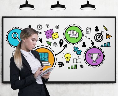 Defter ve kupa kroki ile kız