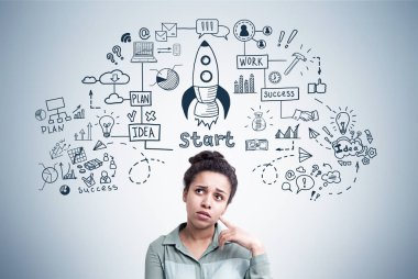 Dalgın Afrikalı kadın ve bir roket