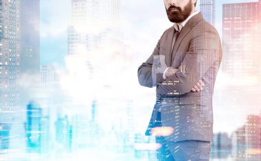 Mavi şehir içinde sakallı işadamı