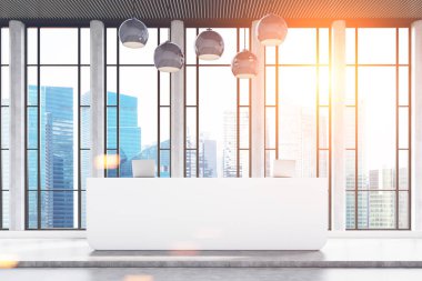 Resepsiyon sayacı ve bir gökdelen