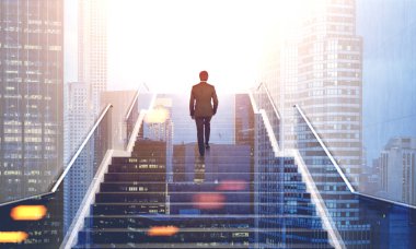 Adam merdivenlerde, güneşli şehir