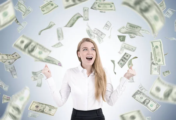 Lycklig kvinna under en dollar regn — Stockfoto