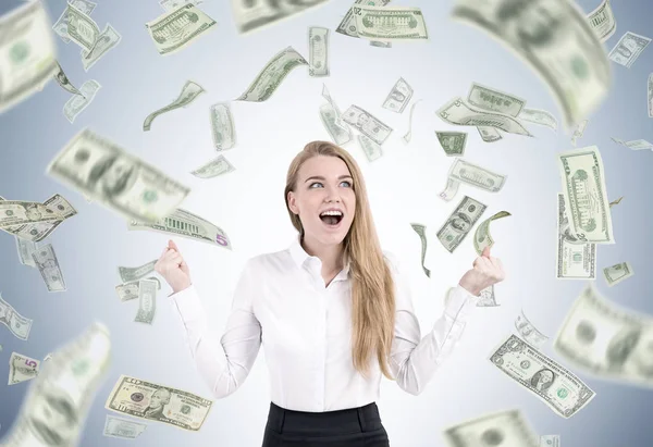 Mulher feliz sob uma chuva dólar — Fotografia de Stock