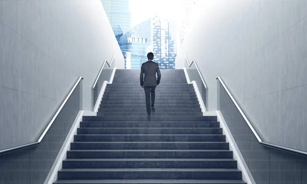 Hombre en las escaleras, azul — Foto de Stock