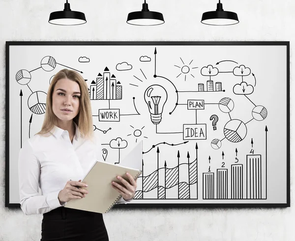 Mujer con cuaderno y diagrama de negocios — Foto de Stock