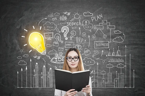 Asian girl with book and business idea — Stock Photo, Image