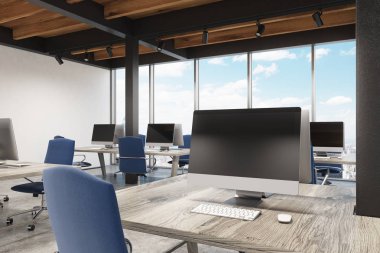 Office metal sütunlar, bir bilgisayar ile