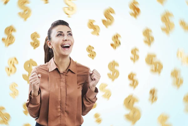 Счастливая женщина в коричневых и долларовых знаках — стоковое фото