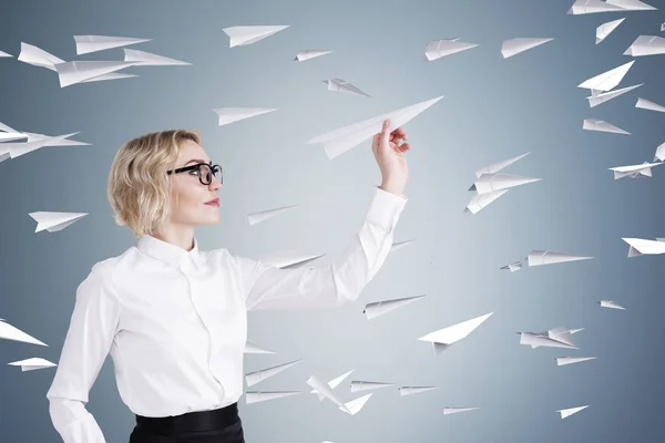 Blond kvinna och papper flygplan — Stockfoto
