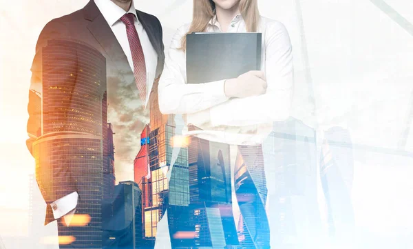 Business partners in foggy city — Stock Photo, Image